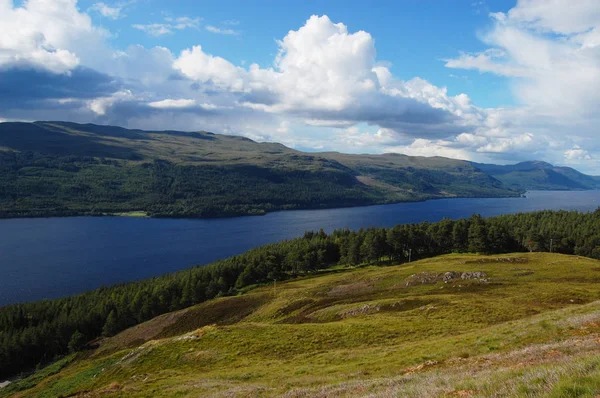 Loch ness vista en un hermoso día de verano — Foto de Stock