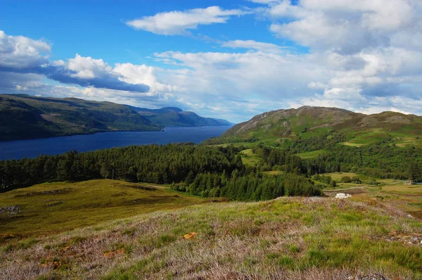 Loch ness vista en un hermoso día de verano — Foto de Stock