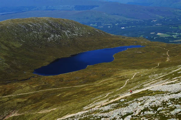 İskoçya'da Ben Nevis zirve yolunda küçük loch