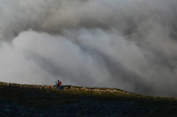 Ben Nevis eşiğine yürüyüşçü