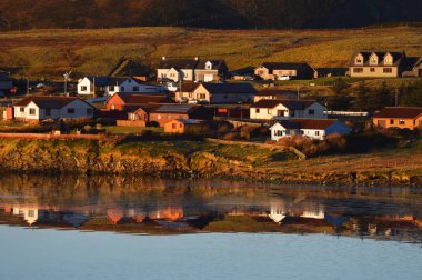 Evler yansıması ile Shetland Adaları shore üzerinde