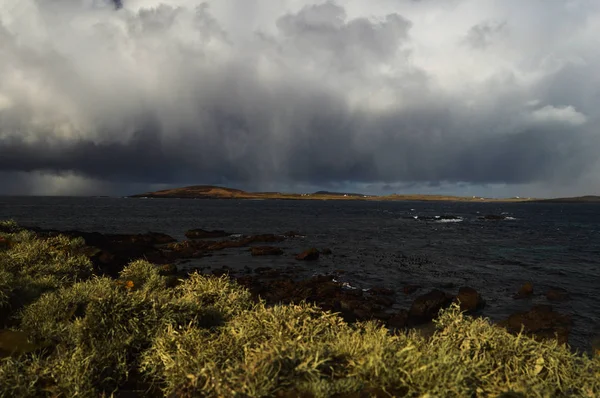 Baba Stour Adası Shetland için seyir dramatik sahne