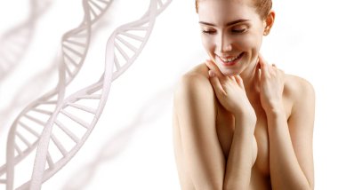 Genç çıplak kadın, DNA zincirleri arasında göğüslerini kapatıyor..
