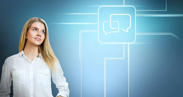 Donna d'affari guarda l'icona di dialogo su sfondo blu digitale . — Foto Stock