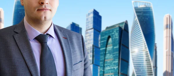 Young businessman over cityscape and blue sky background. — Stock Photo, Image