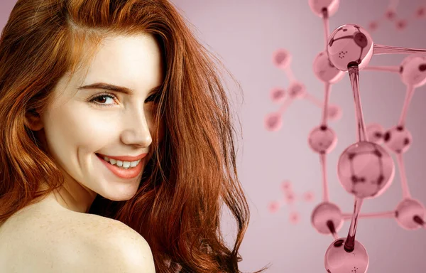 Gyönyörű vörös hajú nő közelében nagy üveg molekula szerkezete. — Stock Fotó