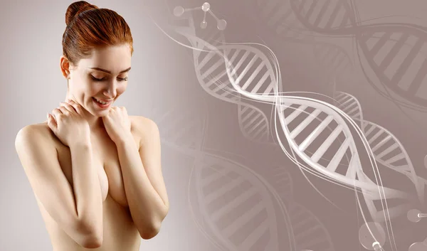 젊은 알몸 여성이 DNA 사슬 사이에서 가슴을 감싸고 있습니다.. — 스톡 사진