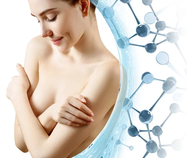 Junge Frau bedeckt Brüste zwischen glasigen Molekülen und Wasserspritzern. — Stockfoto
