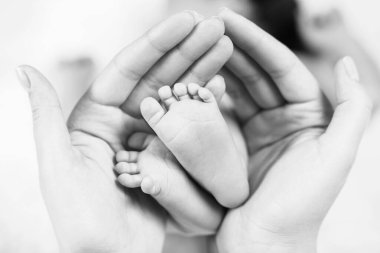 Küçük bebek ayakları ellerde..