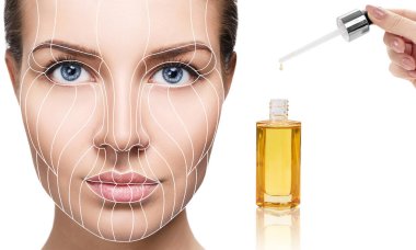 Kozmetik yağı kaldırma çizgileri olan genç bir kadına uygulanır..