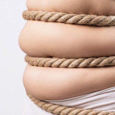 İple bükülmüş beyaz iç çamaşırlı şişman kadın..