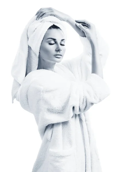 Zmysłowa kobieta z ręcznikiem na głowie w białym szlafroku. — Zdjęcie stockowe