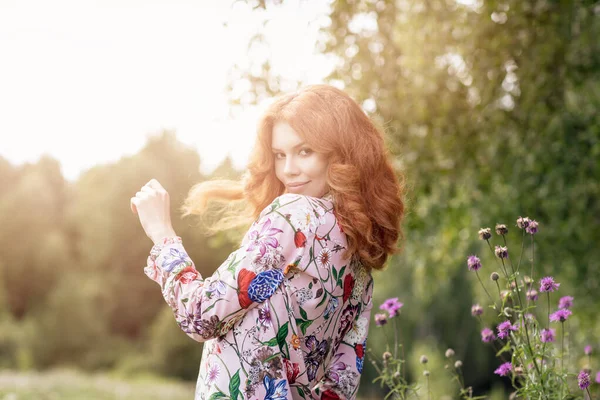 Young redhead woman posing in summer park. — Stock Photo, Image