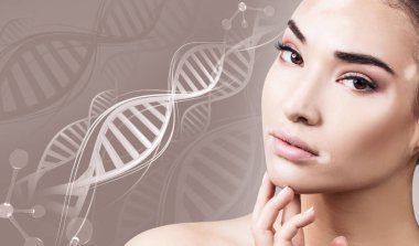 DNA zincirlerinde vitiligo hastalığı olan genç, şehvetli bir kadın.