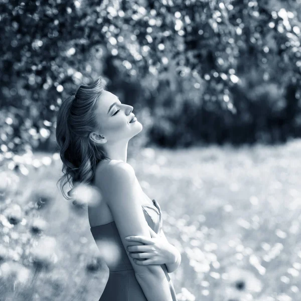 Jovem mulher em estilo retro no parque de verão . — Fotografia de Stock