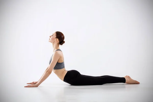 Aantrekkelijke jonge vrouw praktizerende yoga. — Stockfoto