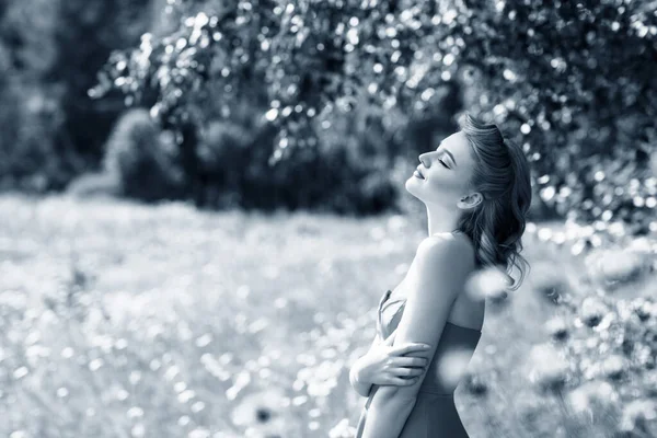 Giovane donna in stile retrò nel parco estivo . — Foto Stock