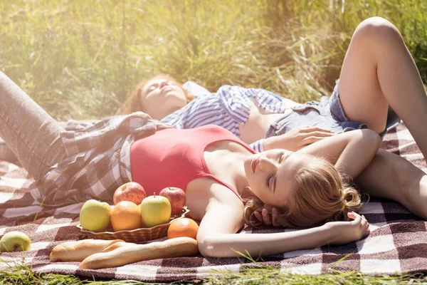 Young beautiful women have picnic in summer park. — Stock Photo, Image