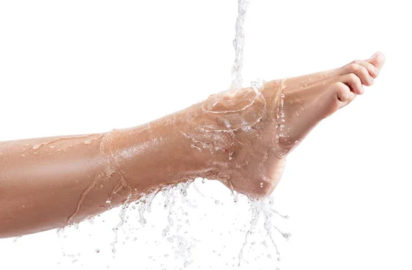Şehvetli kadınların bacakları temiz suda su sıçratır.. — Stok fotoğraf