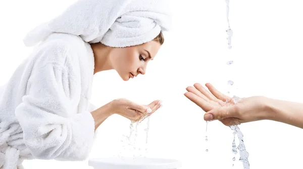 Vrouw spoelt haar gezicht aan bij stromend water. — Stockfoto