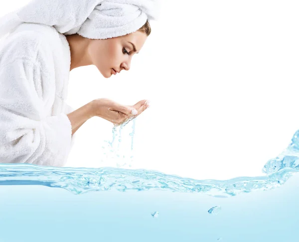 Junge Frau wäscht Gesicht mit sauberem Wasser. — Stockfoto