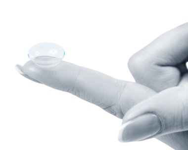Beyaz arkaplanda izole edilmiş bir parmak üzerinde kontak lensleri.