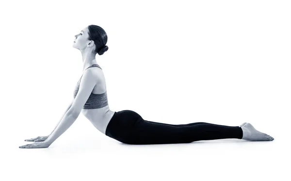 Attraente giovane donna che pratica yoga . — Foto Stock