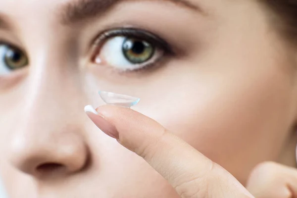 Primer plano de la mujer joven con lentes de contacto. — Foto de Stock