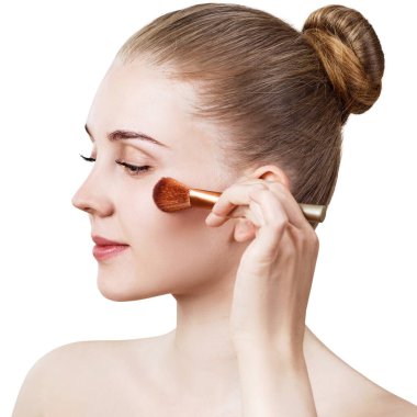 Makyaj fırçalı güzel bir kadın..