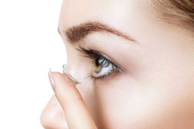 Kontakt lens takan genç bir kadının yakın plan fotoğrafı..