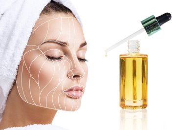 Kozmetik yağı kaldırma çizgileri olan genç bir kadına uygulanır..