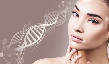 DNA zincirlerinde vitiligo hastalığı olan genç, şehvetli bir kadın.
