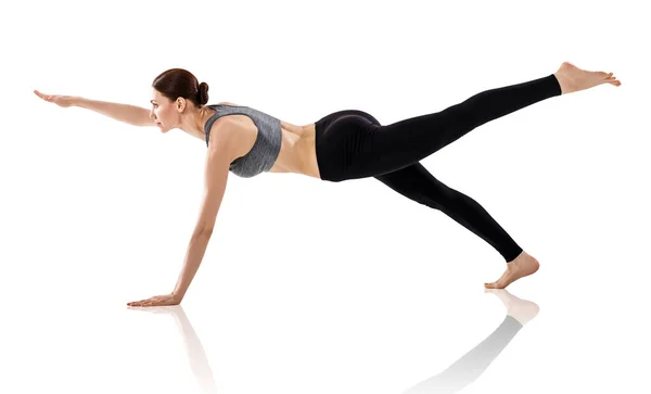 Attraktiv ung kvinna praktisera yoga. — Stockfoto