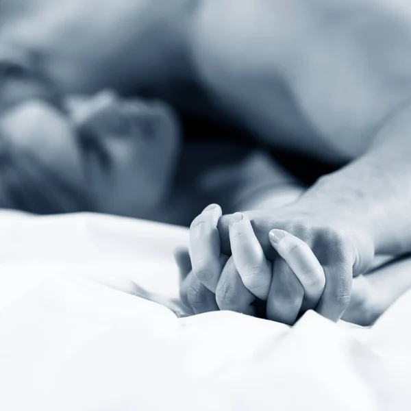 Focalizzato su mani di passione coppia fare sesso . — Foto Stock