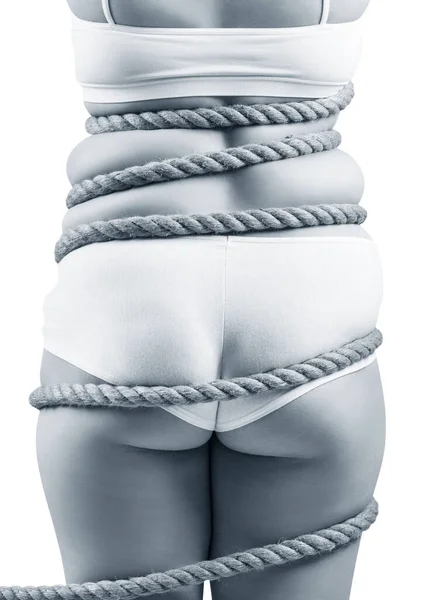 Dicke Frau in weißer Unterwäsche mit Seilfalle verdreht. — Stockfoto