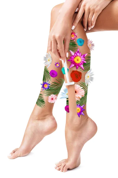 Kadınlar çiçeklerle bacaklarını tıraş eder.. — Stok fotoğraf