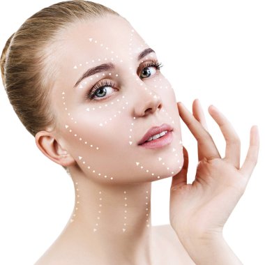 Güzel kadın yüzünde masaj çizgileri yön gösterir.