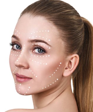 Güzel kadın yüzünde masaj çizgileri yön gösterir.