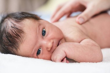 Yeni doğmuş şirin bebek kameraya bakıyor..