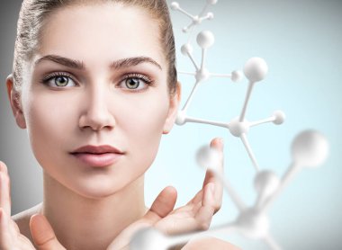 Büyük beyaz molekül zinciri olan genç kadın..