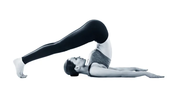 Piękna elastyczna kobieta uprawia jogę. — Zdjęcie stockowe