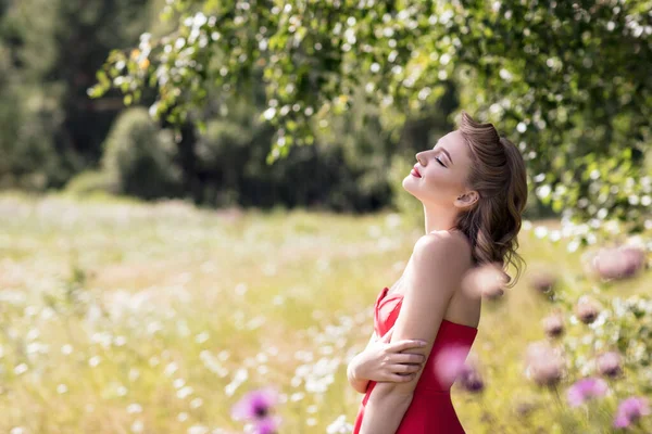 Giovane donna in stile retrò nel parco estivo . — Foto Stock