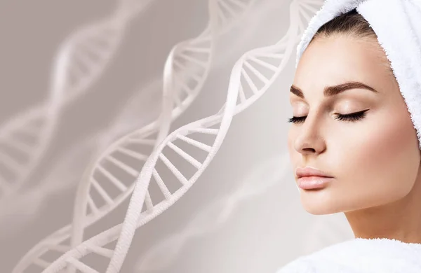 Retrato de mulher sensual entre cadeias de DNA . — Fotografia de Stock