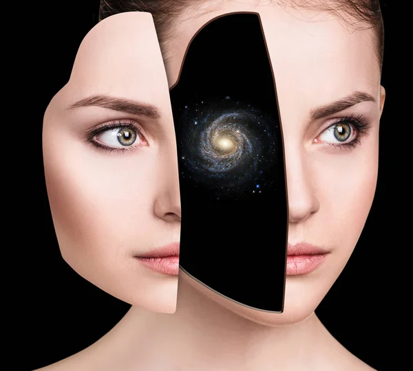 Містична галактика всередині голови жінок . — стокове фото