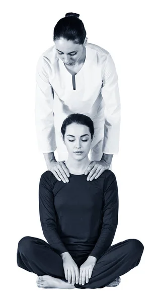 Jonge vrouw krijgen traditionele Thaise massage uitrekken. — Stockfoto