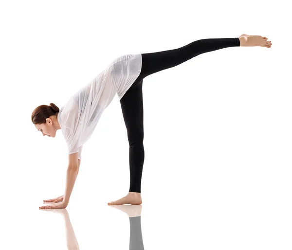 Mujer joven haciendo ejercicio de yoga en el suelo. —  Fotos de Stock