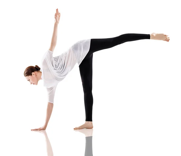 Jonge vrouw doet yoga oefening op de vloer. — Stockfoto
