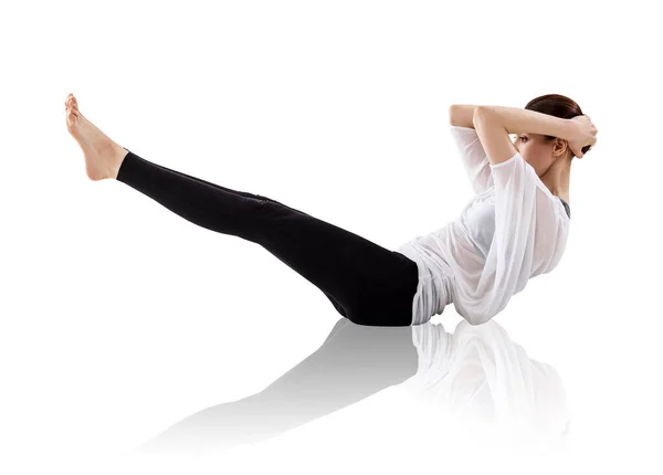 Jonge vrouw doet yoga oefening op de vloer. — Stockfoto
