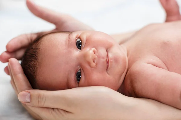 Bebê recém-nascido bonito olhando para a câmera . — Fotografia de Stock