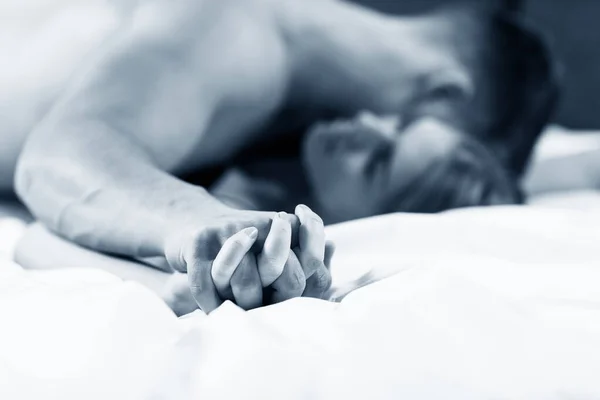 Fokussiert auf die Hände von leidenschaftlichem Paar beim Sex. — Stockfoto
